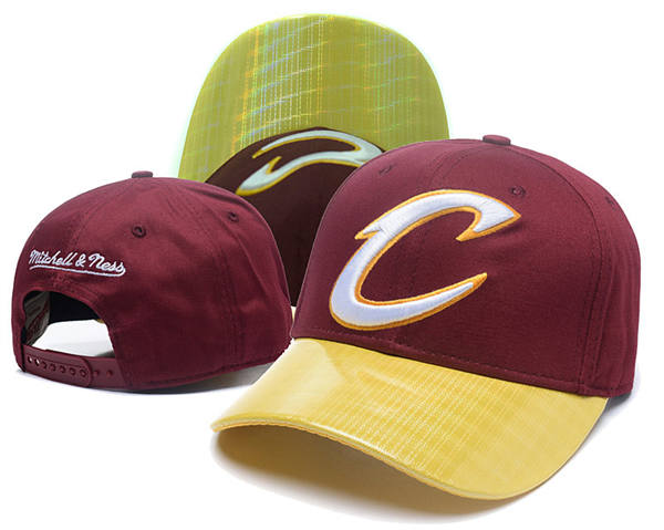 Cleveland Cavaliers Burgundy Yellow Mitchell & Ness Classics peaked cap GS2503223 (1)